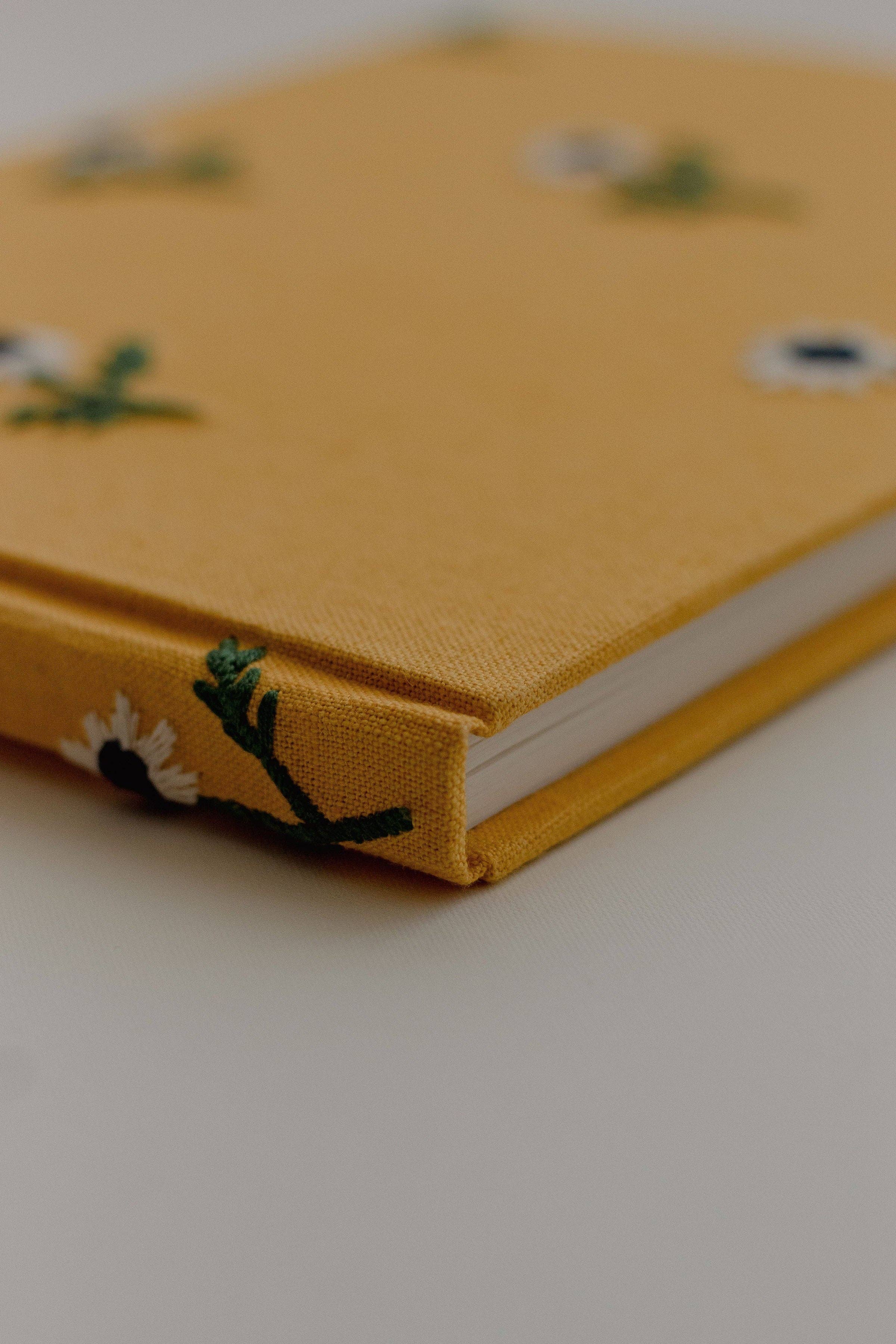 ESENCIAL HOGAR - Wholesale Guest Book - Manzanilla Mustard Guest Book1