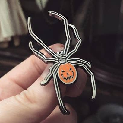 Jack-o-Lantern-Spinne - Halloween-Emaille-Pin für den Großhandel von The Pickety Witch