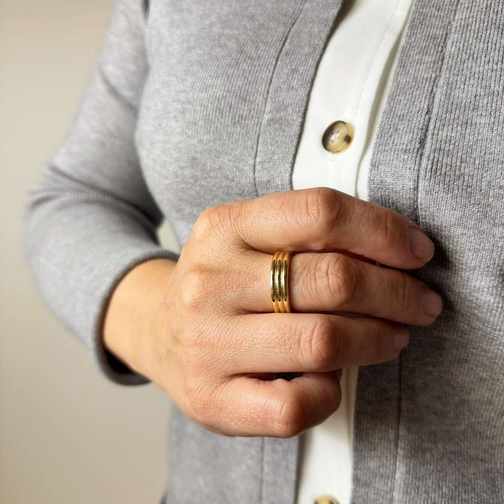 GoldFi - Venta al por mayor Anillo de banda/apilable - Anillo de banda con triple ranura chapado en oro de 18 quilates3