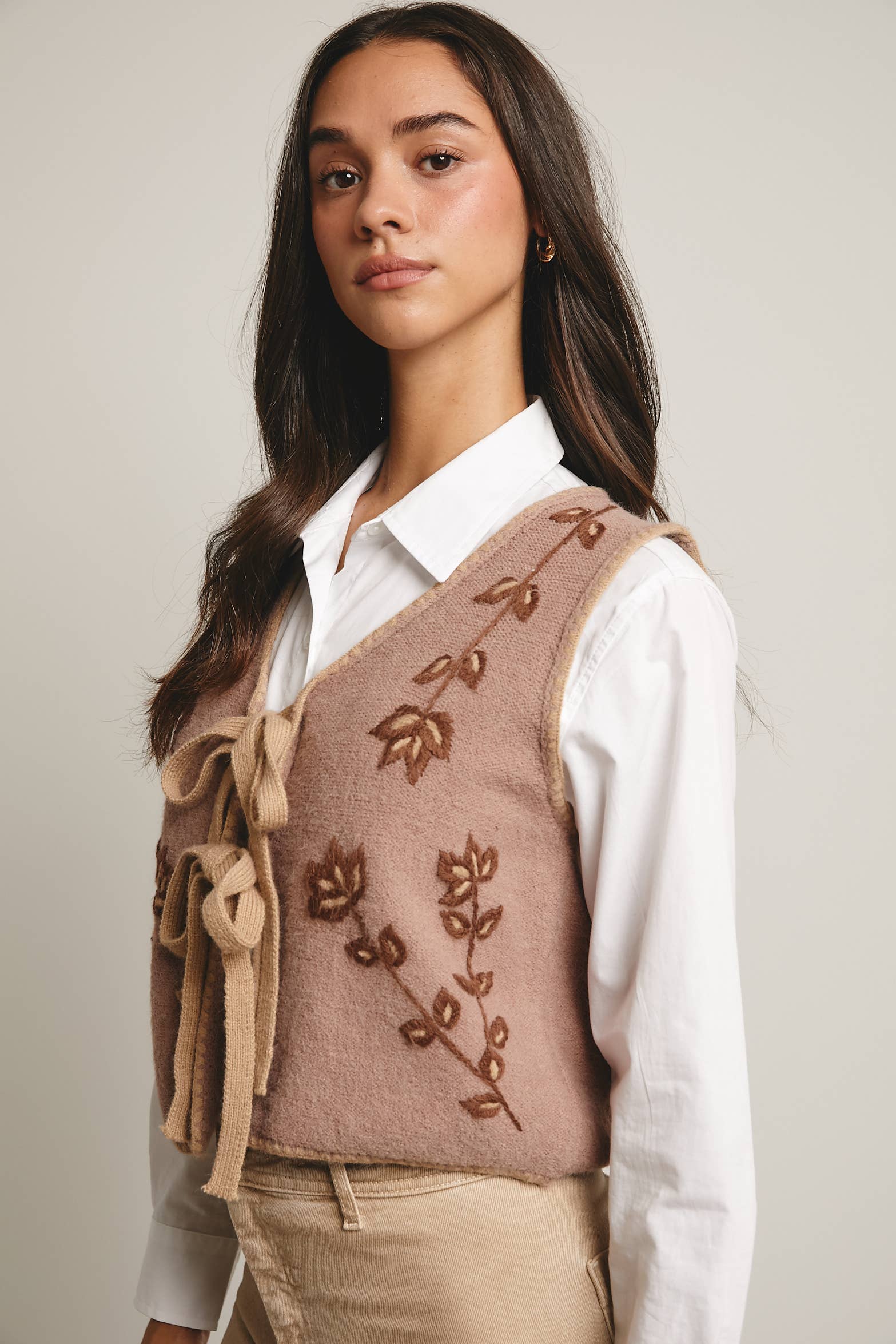 Forte - Wholesale Vest - Dames - Gebreid Vest met Bloemenprint en Striksluiting FSW000621