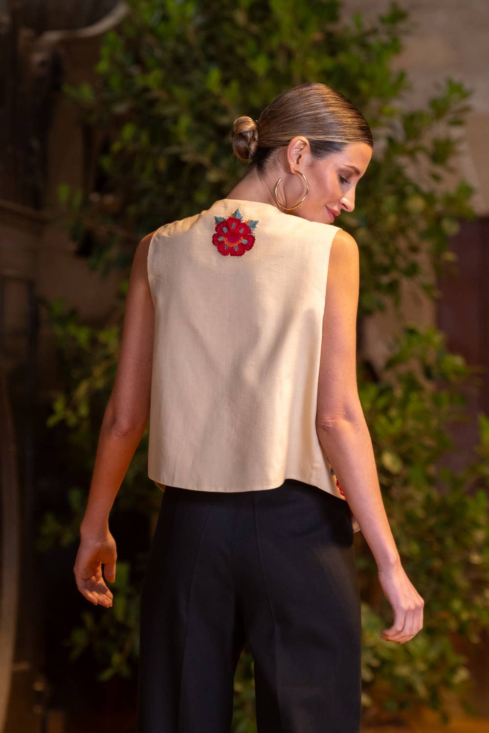 Beige Veste fine beige Káhyra brodée de fleurs flamenco avec châle multicolore en vente sur Faire1