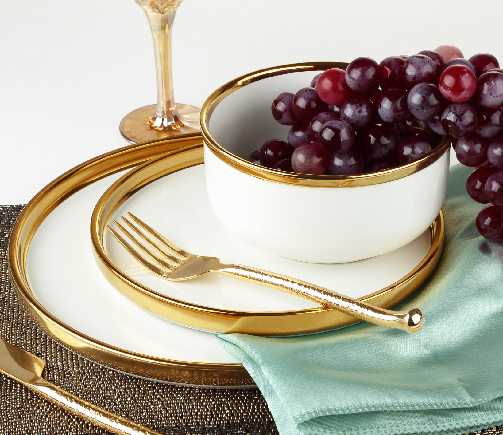 Godinger - Wholesale Dinnerware Set - Hillcrest 12 Piece Gold Rim Dinnerware Set, Service For 42