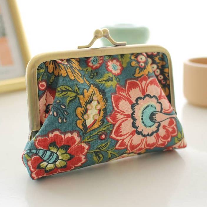 Porte-monnaie Ally fleurs bordeaux pour la vente par Sabrina Trefle