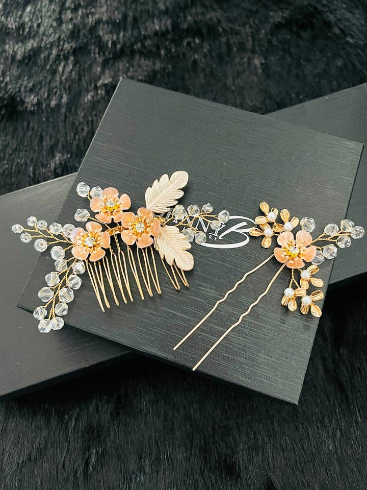 ZELIA - CONJUNTO DE CABELO COM CRISTAL BICONE E FLOR DE METAL por atacado de JohnnyB Jewelry