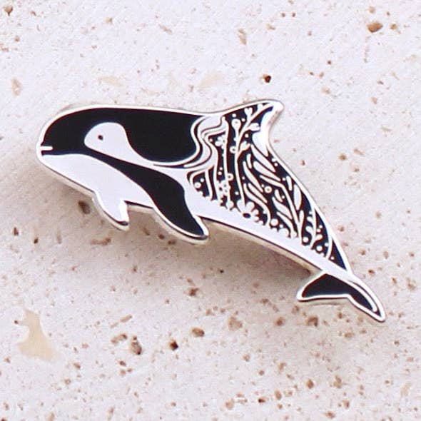 Spilla smaltata a forma di delfino (Vaquita) per la vendita all'ingrosso da parte di sol&mar art co.