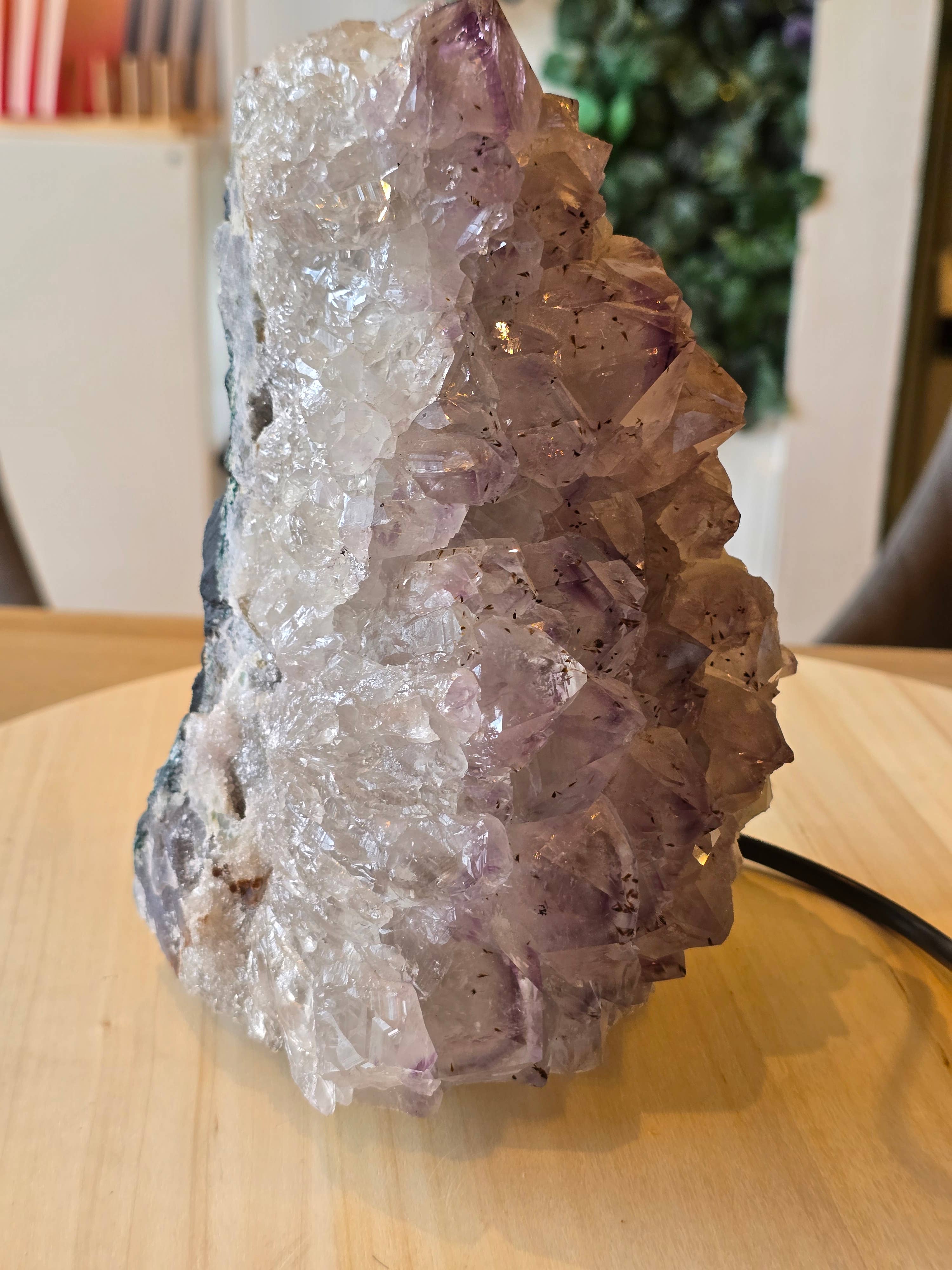 Crystal Cove Minerals – wholesale Accent/desk lamp – Amethyst Lamp - 3.12kg - 20 x 14 x 11cm5
