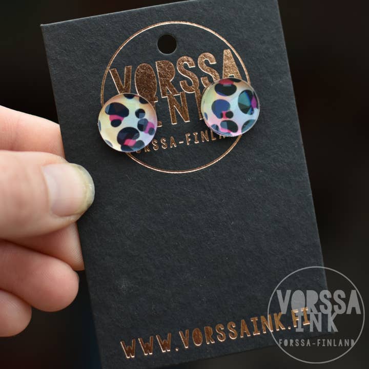 3 paires de boucles d'oreilles à clous au choix pour la vente par Vorssa Ink