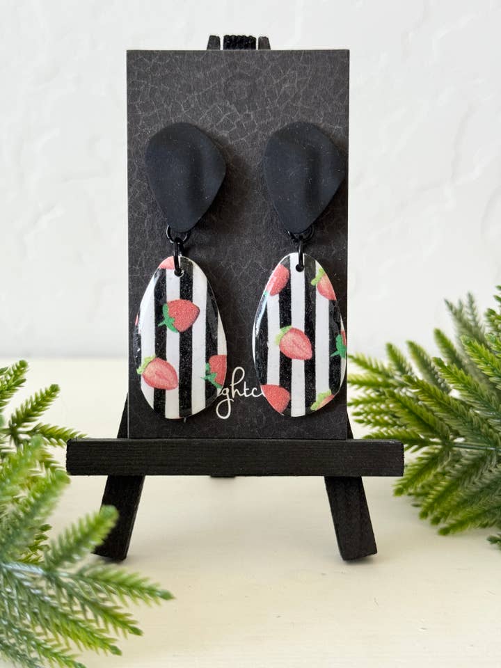 Erdbeer-Ohrringe mit Print, schwarz, weiß, lustiger Schmuck, Frucht für den Großhandel von midnightclayco