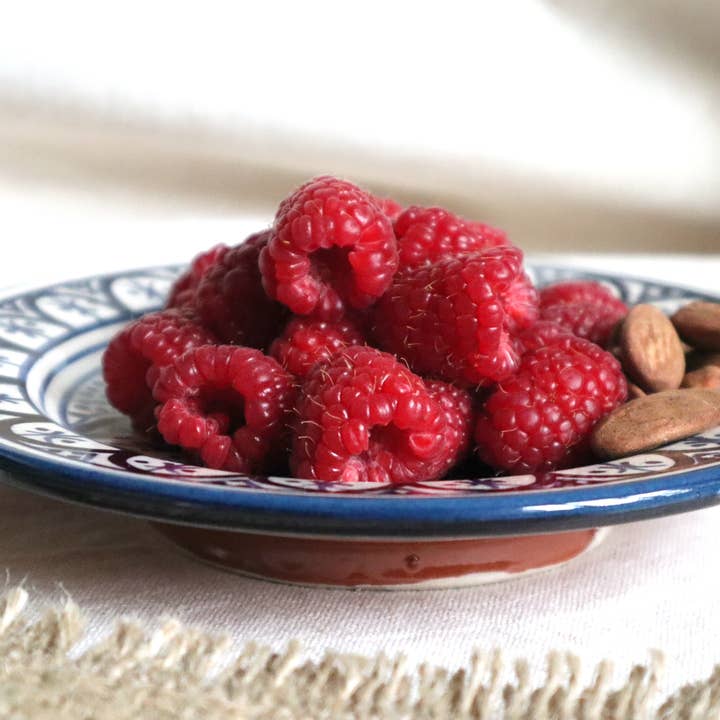 Assiette marocaine bleue et blanche artisanale pour la vente par Layou Craft