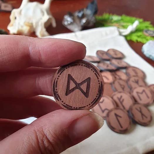 Yiska Designs - Vendita all'ingrosso Attrezzatura per meditazione - Set di Rune Futhark Antiche su Tessere Rotonde5