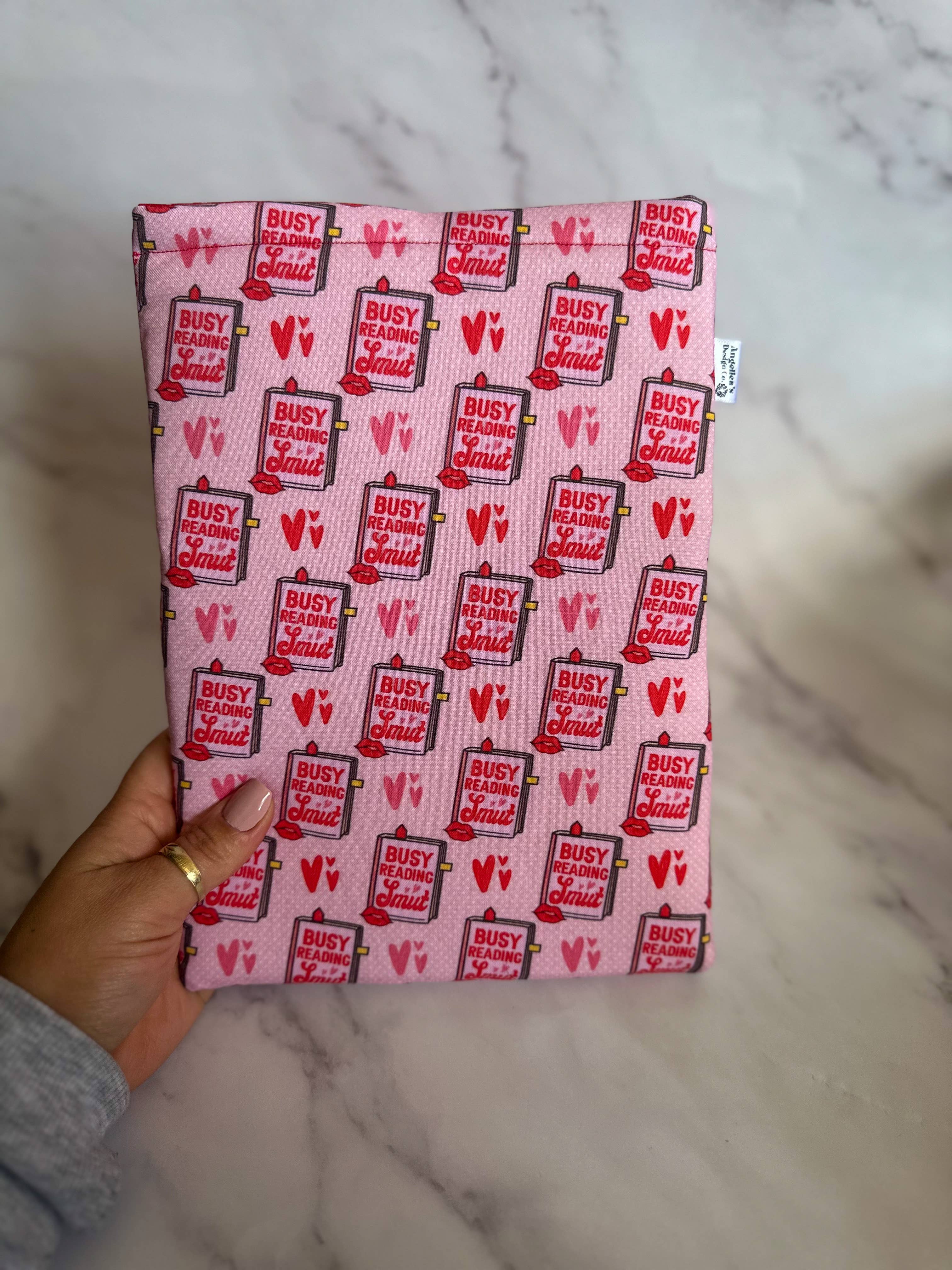 Angelica’s Design Co. - Wholesale Boekomslag - DRUK BEZIG MET HET LEZEN VAN EEN SMUT-BOEKOMSLAG3