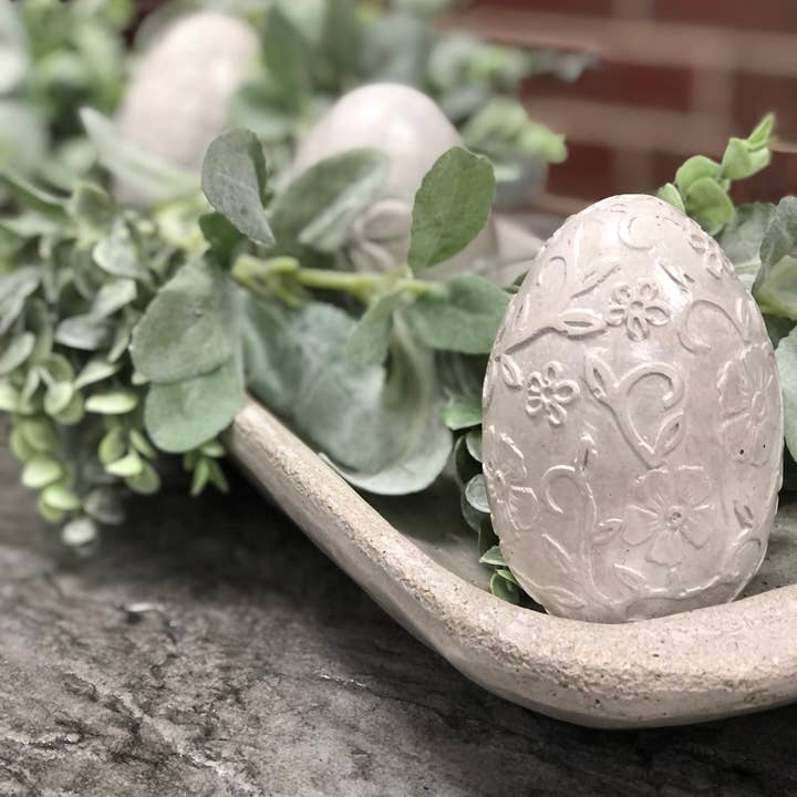 Dekorativa betong våren blommig ägg bondgård påskägg dekoration handgjorda i USA konkret uppståndelse 4 ”lång för wholesale av Concrete Resurrection Studios