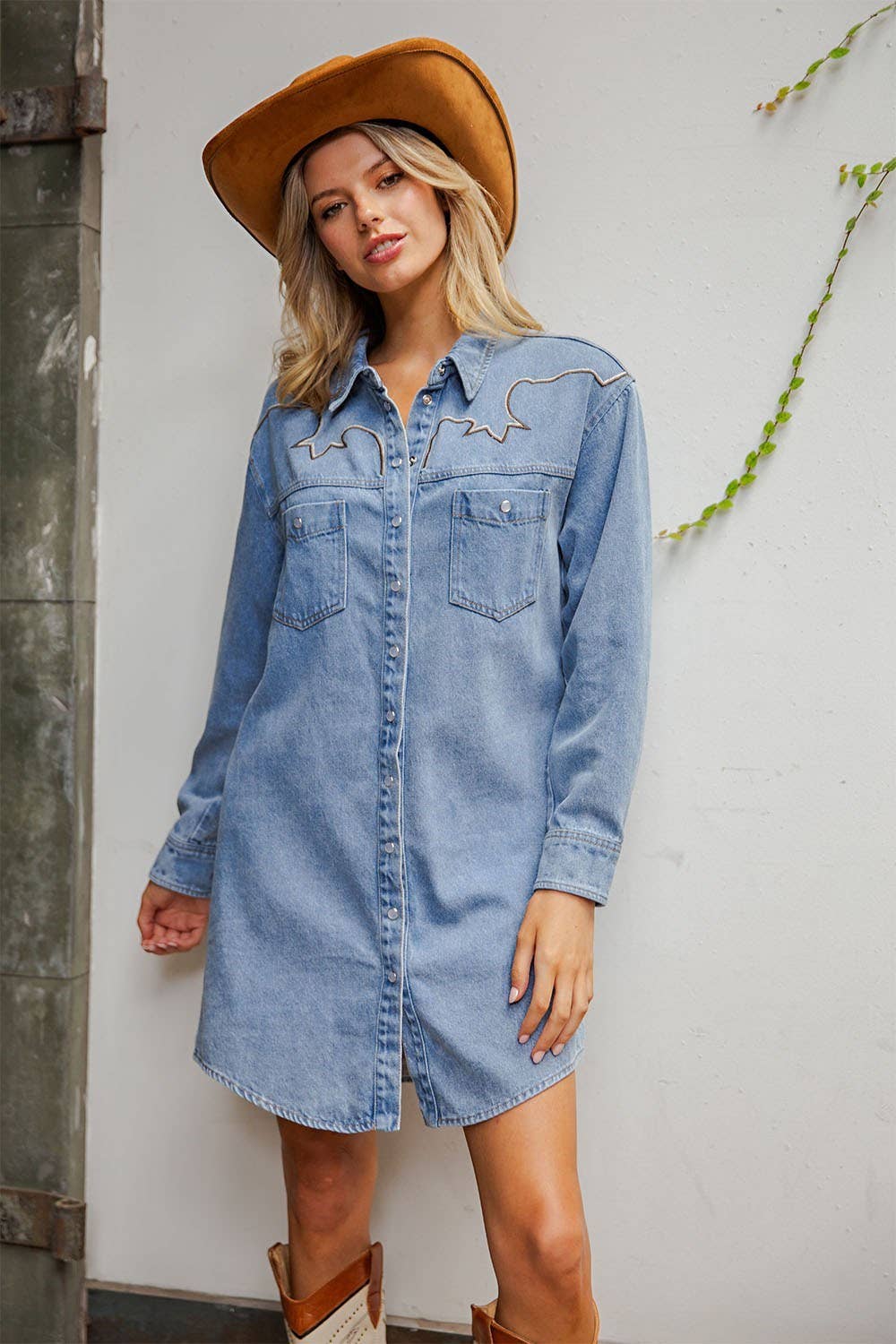 MEZCLILLA PL9122 - VESTIDO MINI DE DENIM LAVADO MINERAL CON CANESÚ BORDADO de venta al por mayor en Faire3