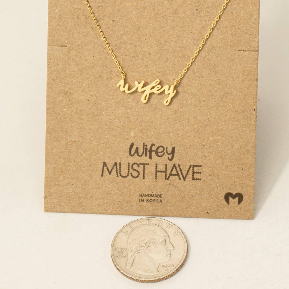 Fame Accessories – Großhandel Kette mit Anhänger/Charm – Vergoldete "Wifey" Handgeschriebene Anhänger-Halskette2