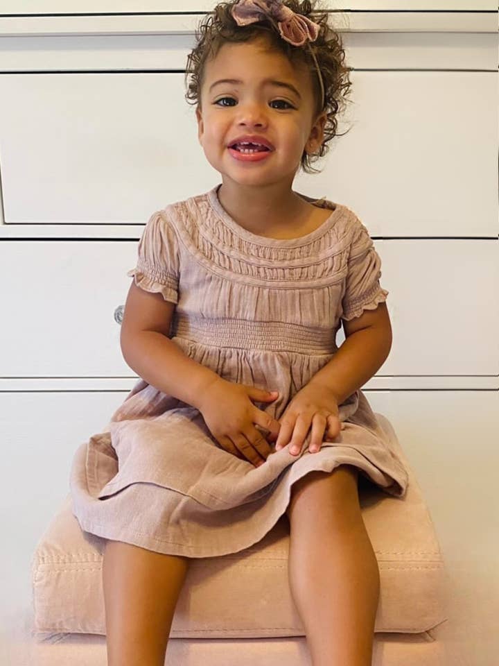 Willow | Jurk van biologisch mousselinekatoen | Frambozencrème voor wholesale door Lepela