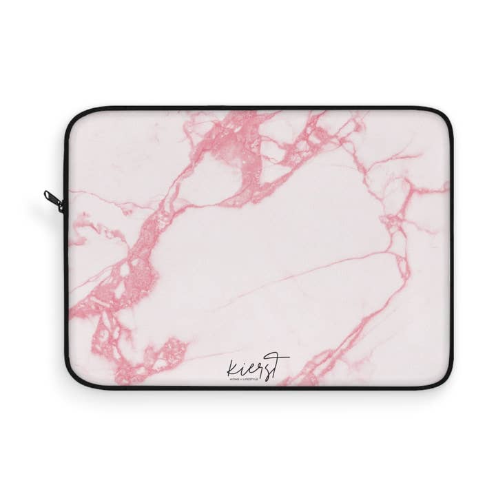 Housse d'ordinateur portable en marbre rose et blanc | Douce sophistication pour la technologie quotidienne pour la vente par kierst