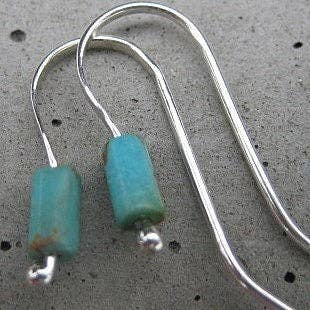 Petites boucles d'oreilles simples en turquoise de la marque InK Jewelry pour la vente par iNk Jewelry