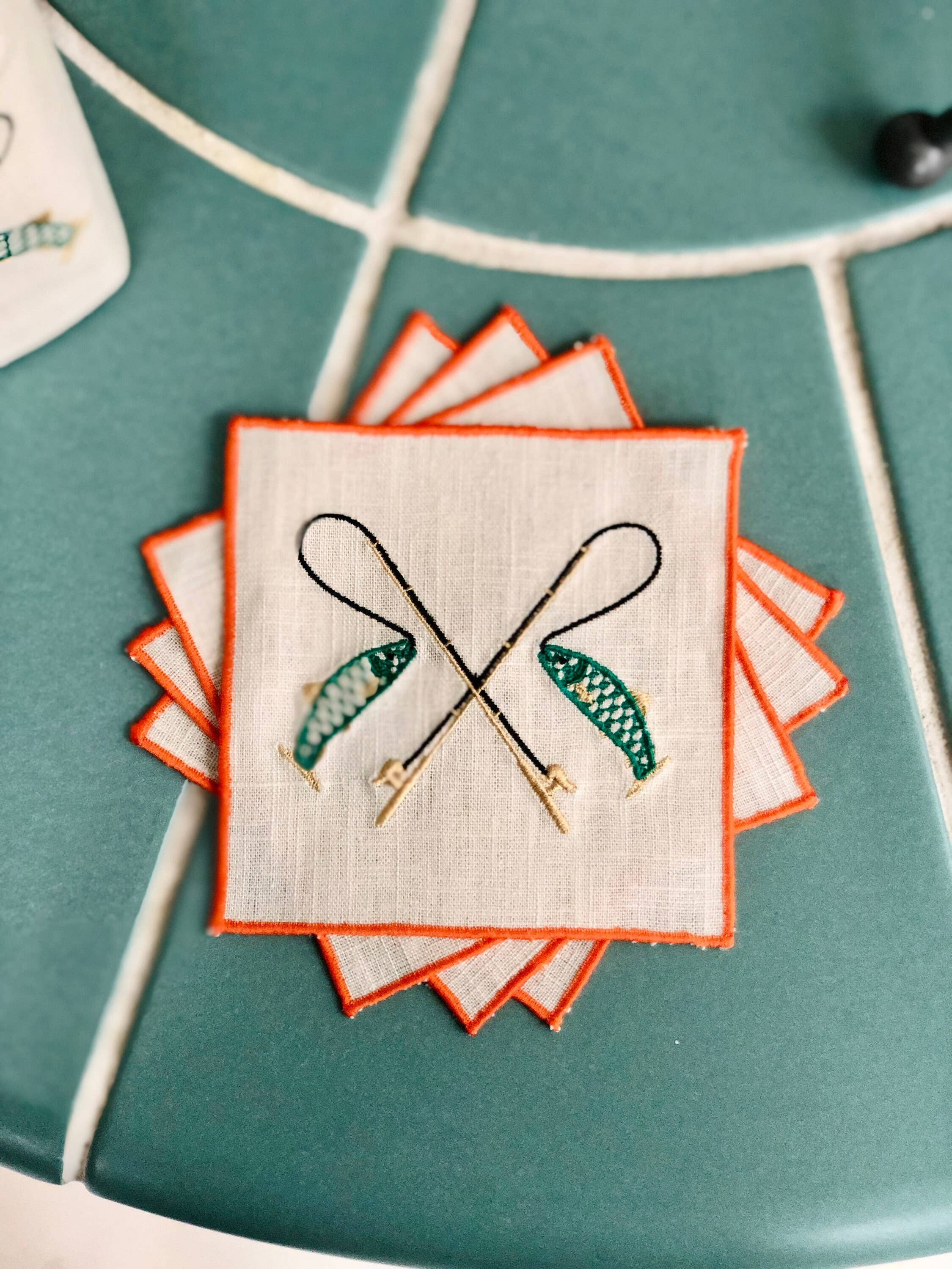 Belle Linen - Vendita all'ingrosso Tovaglioli da tavola in stoffa - Set di 4 o 6 tovaglioli cocktail in lino ricamati con tema pesca1