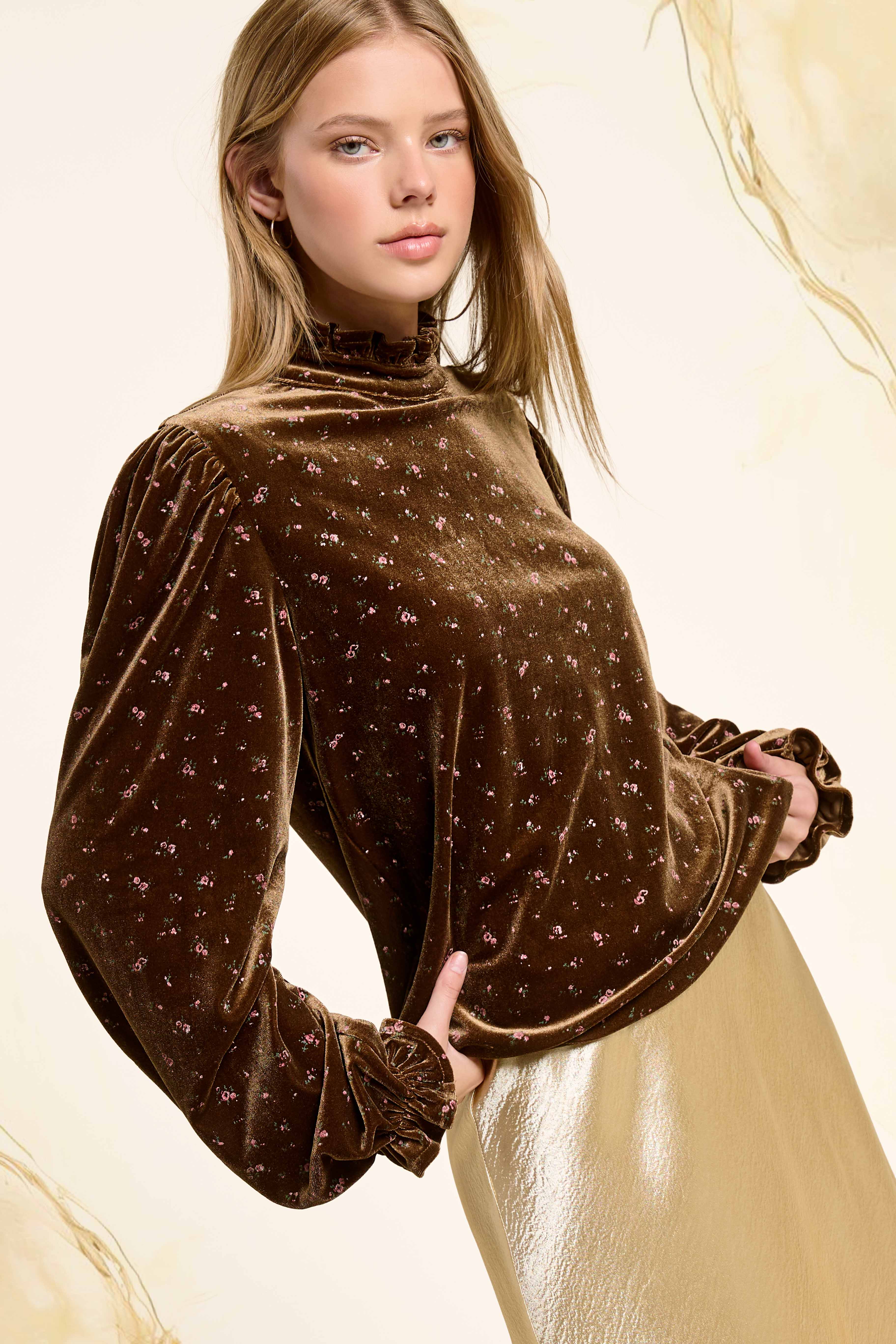 La Miel - Vente Chemisier – femme - HDT7718-Haut à manches longues avec col montant à volants en velours à motif floral4