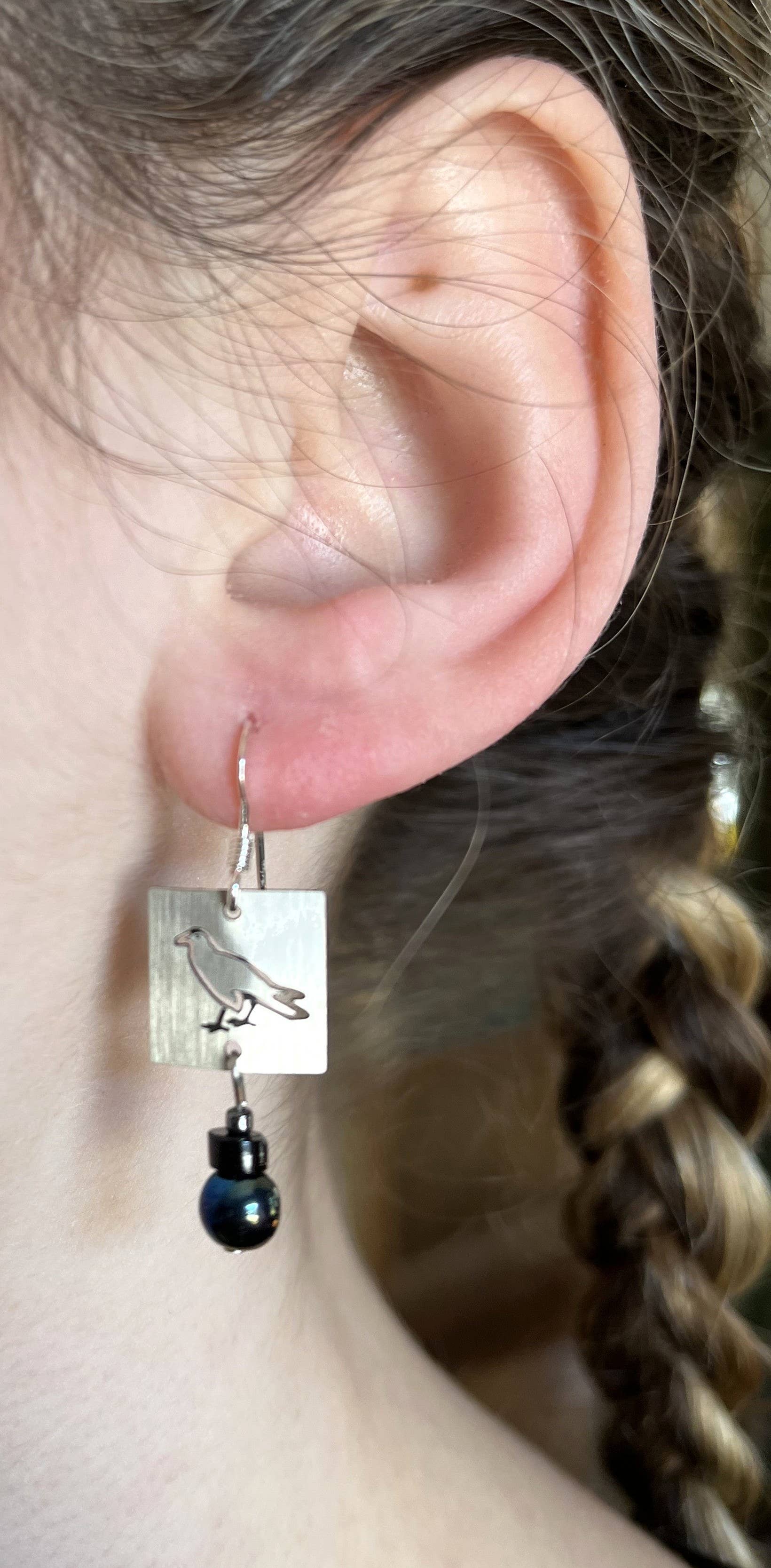 Semaki & Bird - Venta al por mayor Pendientes colgantes - Pendientes con petroglifos de cuervo/cuervo de Alaska 2