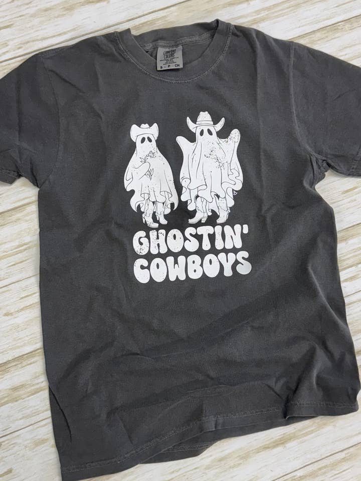 **Liquidation** T-shirt graphique Halloween Ghostin' Cowboys pour la vente par Rockin A Design