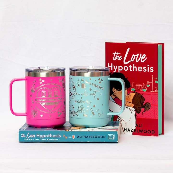 Officiellt licensierad The Love Hypothesis 15 oz graverad mugg för wholesale av Dogwood + Daisy Studio