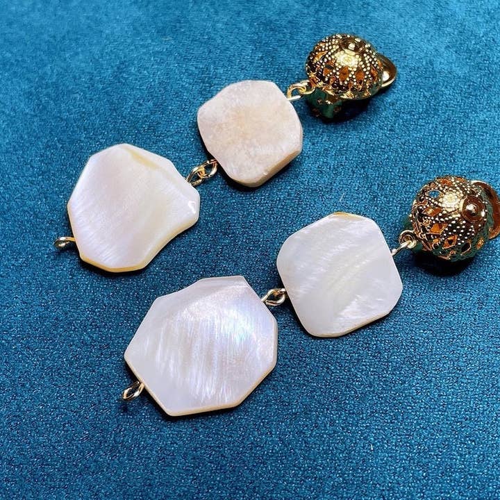 Boucles d'oreilles pendantes à clip en nacre et plaqué or 18 carats (modèles une ou deux pièces) pour la vente par Linny’s Arsty Fingers LLC