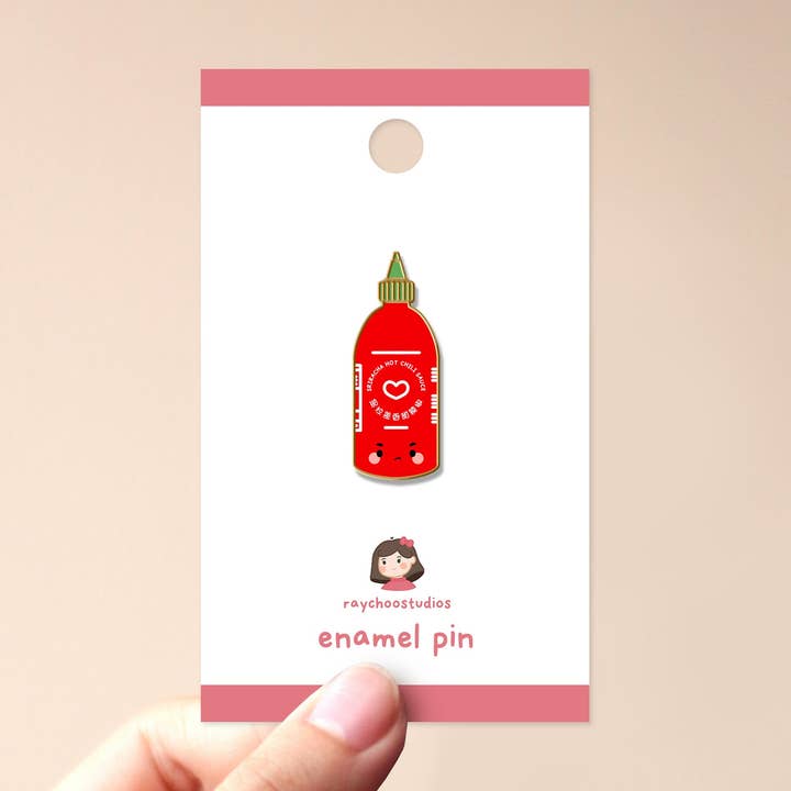 Broche en émail Sriracha pour la vente par Raychoo Studios Inc.