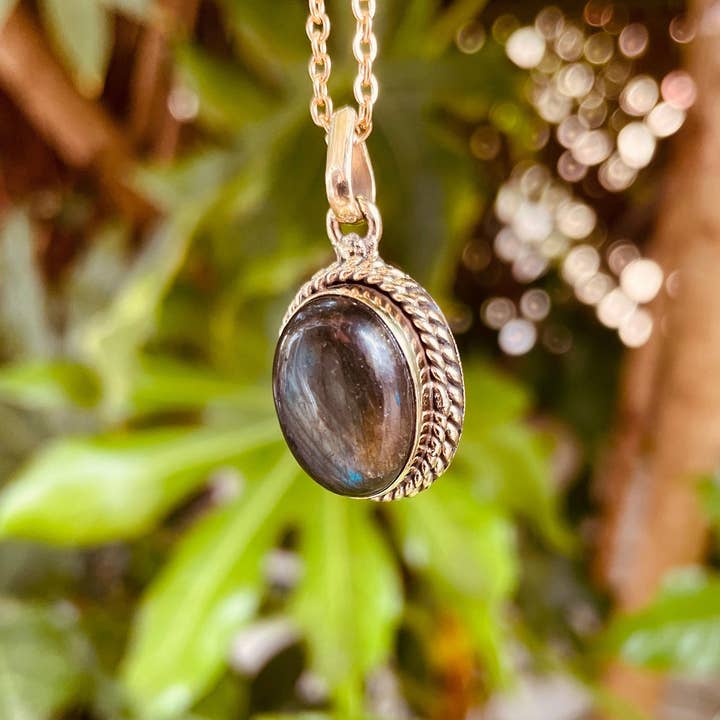 Kaali Boutique - Wholesale Pendant/Charm Necklace - Labradorite Necklace Gold Chain Brass / Simple / Classic / Hypoallergenic / Boho / Crystal Jewelery / Ethnic / Hypoallergenic / Illuminati1