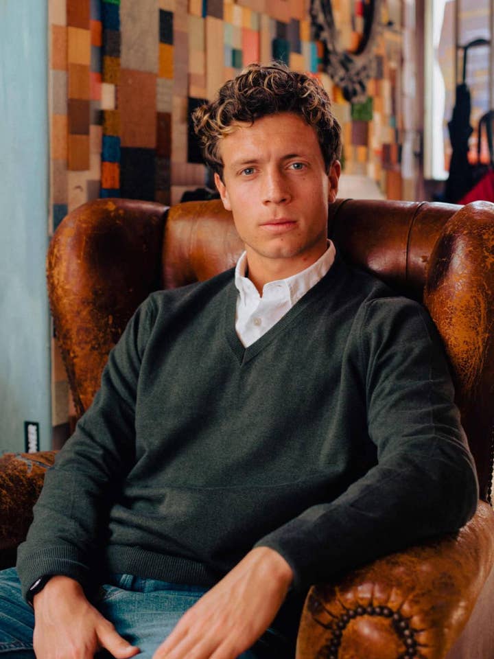 Classic V-Neck Sweater - Green for wholesale by ARMAZÉM DAS MALHAS