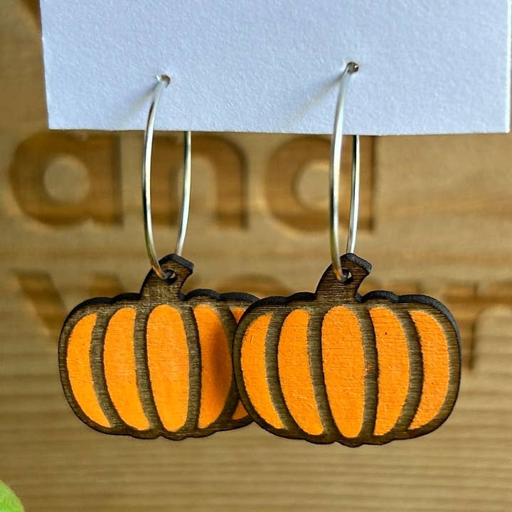 pendentifs d'Halloween. Citrouille en bois pour la vente par Whittle and Wear