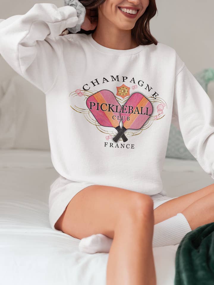 T-shirt con grafica Champagne Pickleball Club, felpa, canotta per la vendita all'ingrosso da parte di By Jodi LLC
