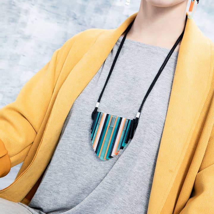 Code Akryl- og stofblondervedhæng halskæde for engroshandel hos Ans Designs