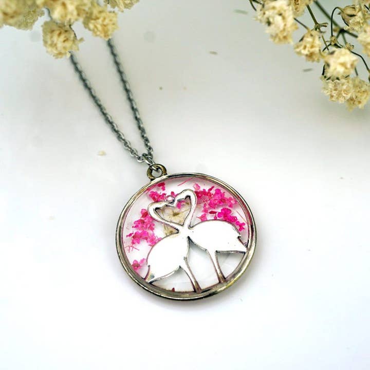 Flamingo-Liebhaber-Halskette, echte gepresste Blumen, rosa Flamingo-Halskette, Flamingo-Herzen, Rosa, Weiß, Edelstahl, Silber, Valentinstag für den Großhandel von The Pretty Pickle