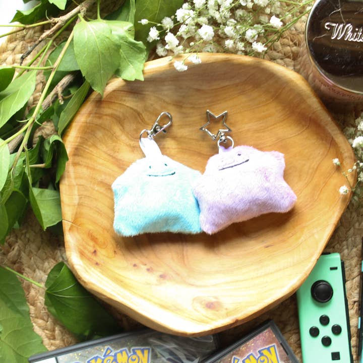 Mamukeeto – Porta-chaves - Mulher por atacado – Porta-chaves de Peluche Ditto | Pokémon | Feito à mão | Ditto Brilhante | 3" x 2"