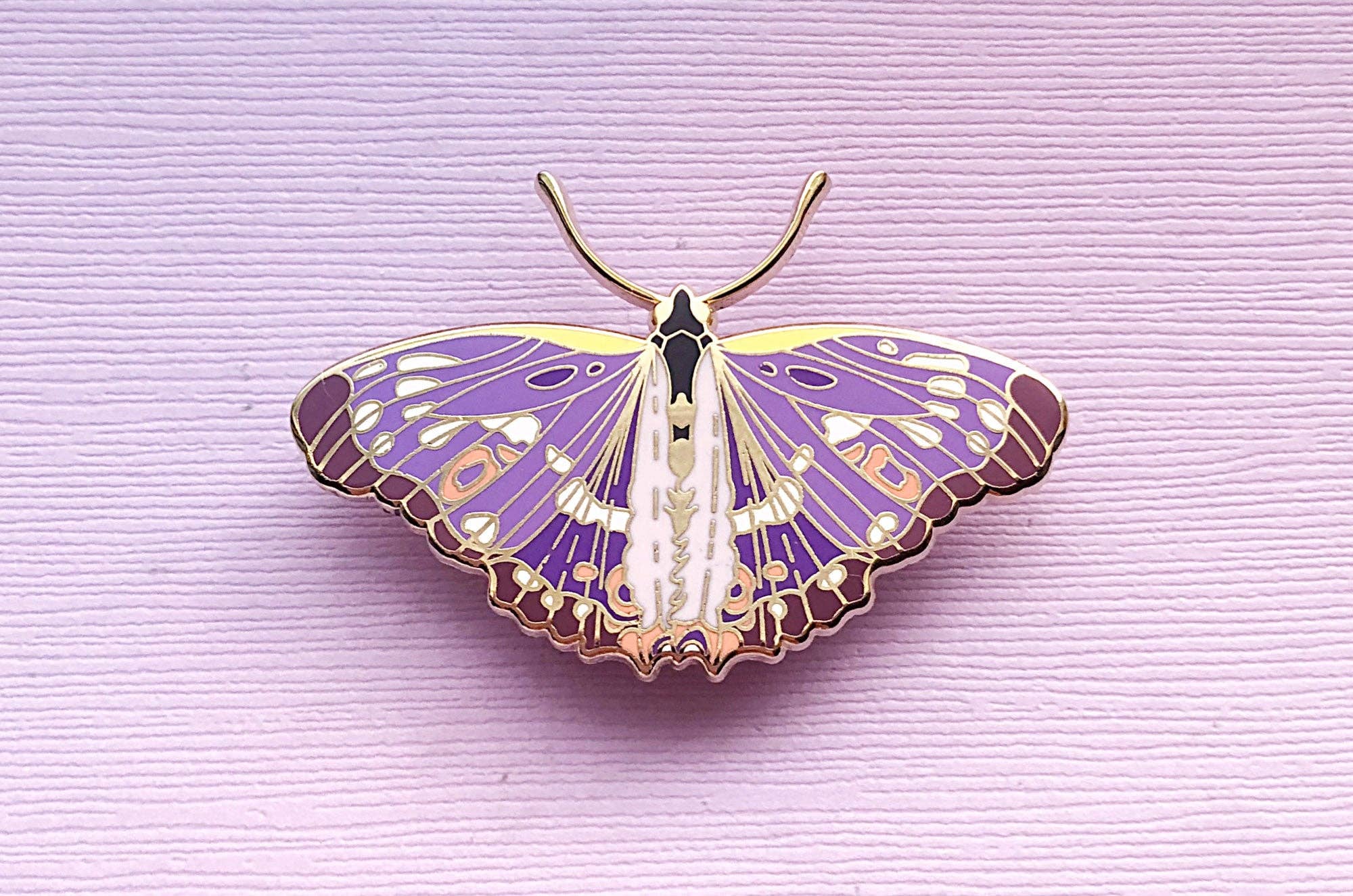 Alum and Ink - Venta al por mayor Botón/prendedor - Alfiler esmaltado con forma de mariposa emperadora morada pequeña (Apatura ilia)3