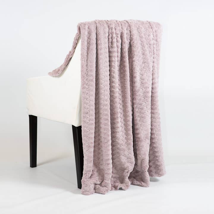 Plaid en fausse fourrure ZigZag rose/chiné 130 x 180 cm pour la vente par HemsidanDesign