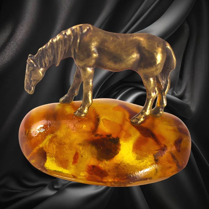 KIZIMA Messingpferd auf Bernstein - 2026 Jahr des Pferdes Geschenk für den Großhandel von KIZIMA