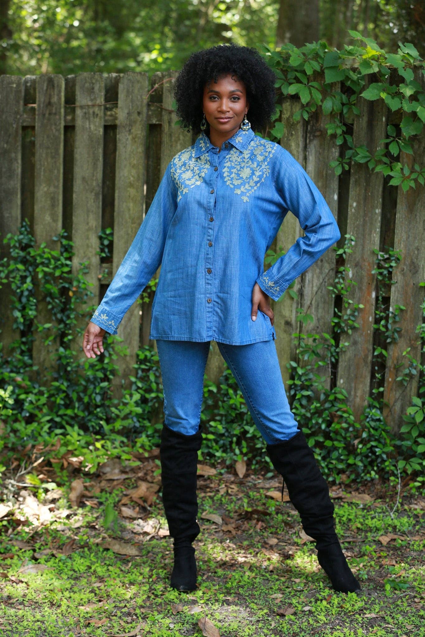 Sacred Threads - Vente Chemise à col boutonné – femme - Chemise en denim brodée bohème3