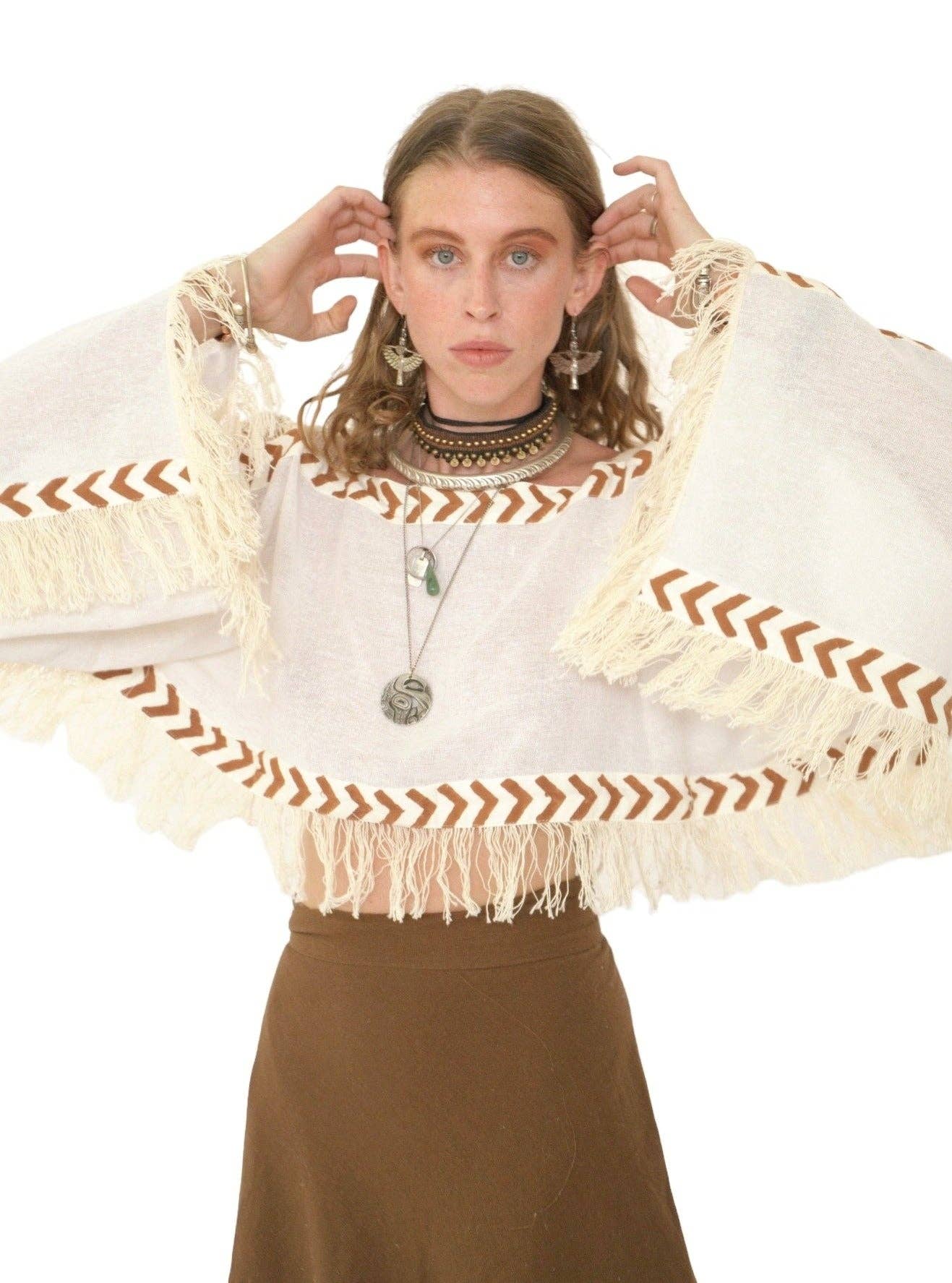 Sacred Ceremony – wholesale Blus - Dam – Vit Långärmad Crop Top med fransar2