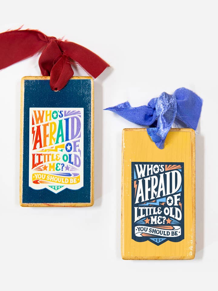 Qui a peur de moi, petit ornement en bois Swiftie ? pour la vente par ARCHd