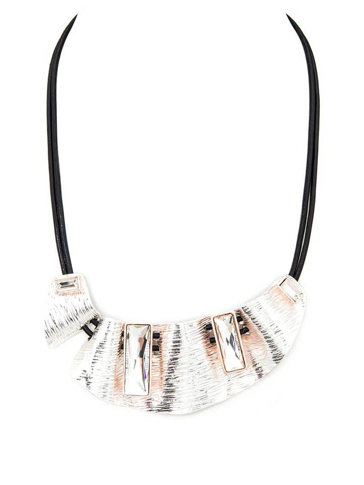 Collana Statement con placca strutturata in cristallo per la vendita all'ingrosso da parte di Artini Accessories