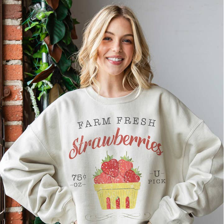 SWEATSHIRT SURDIMENSIONNÉ FRAISES FRAÎCHES DE LA FERME pour la vente par BLUME & CO.
