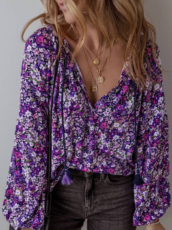 Paarse blouse met boho-bloemen en V-hals en bubbelmouwen voor wholesale door Lovesoft