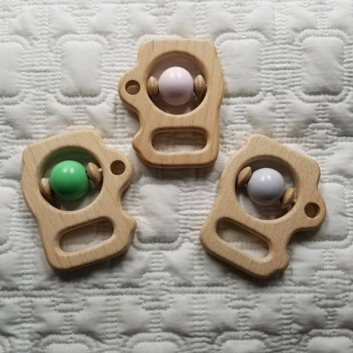 Hochet et anneau de dentition en bois — appareil photo coloré pour la vente par D & C TOYS