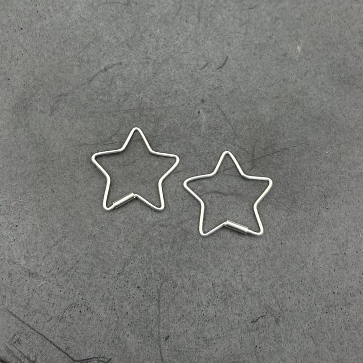 Petites Boucles d'Oreilles Créoles Étoile Argentée en Fil Sans Fin pour la vente par Something Silver