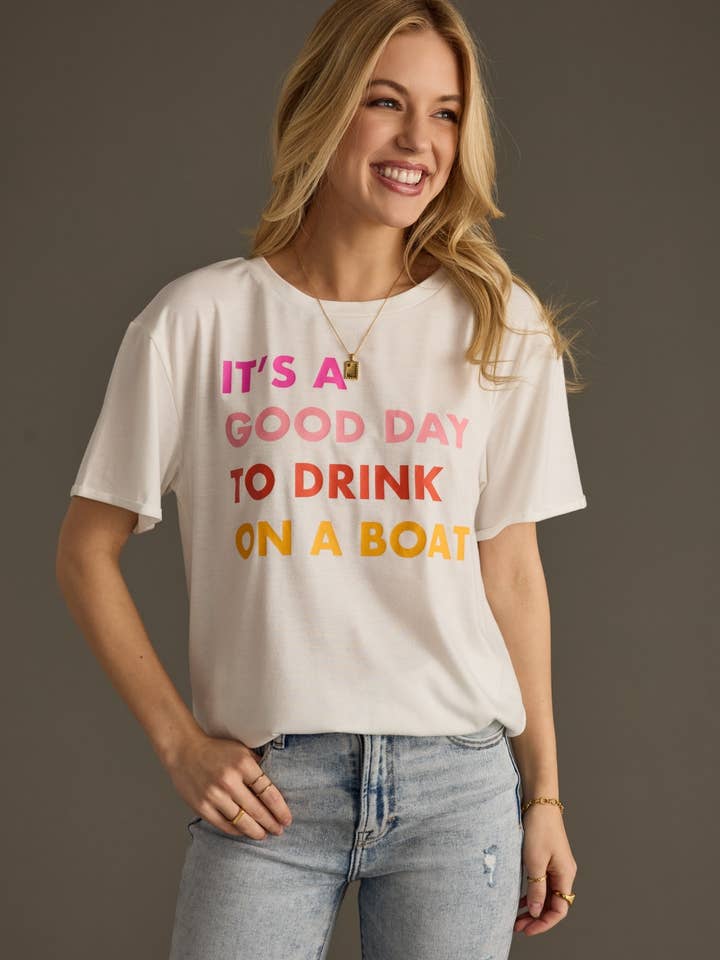 Hvid drink på en båd tee for engroshandel hos Panache Apparel Co.