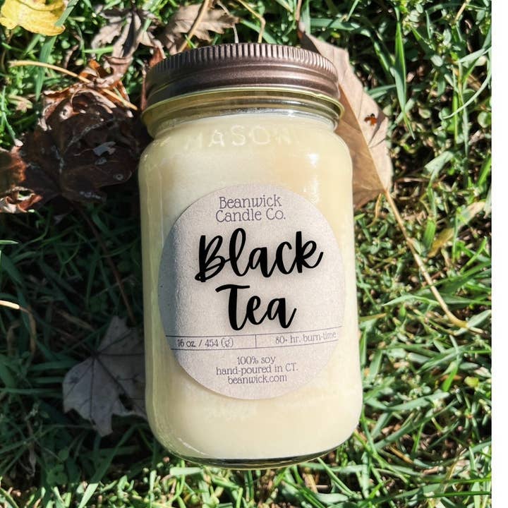 Bougie de soja BLACK TEA dans un pot Mason, cadeau unique pour la vente par Beanwick Candle Co.