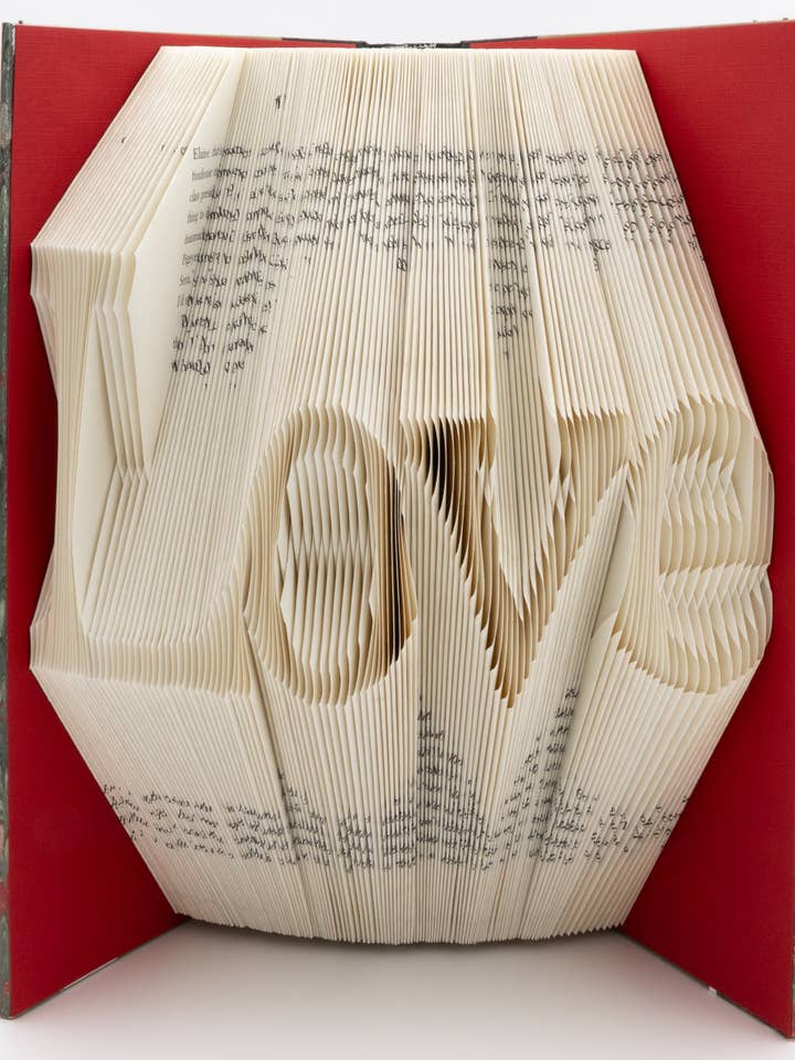Sculpture d'amour (terminée) pour la vente par Sculpted Books