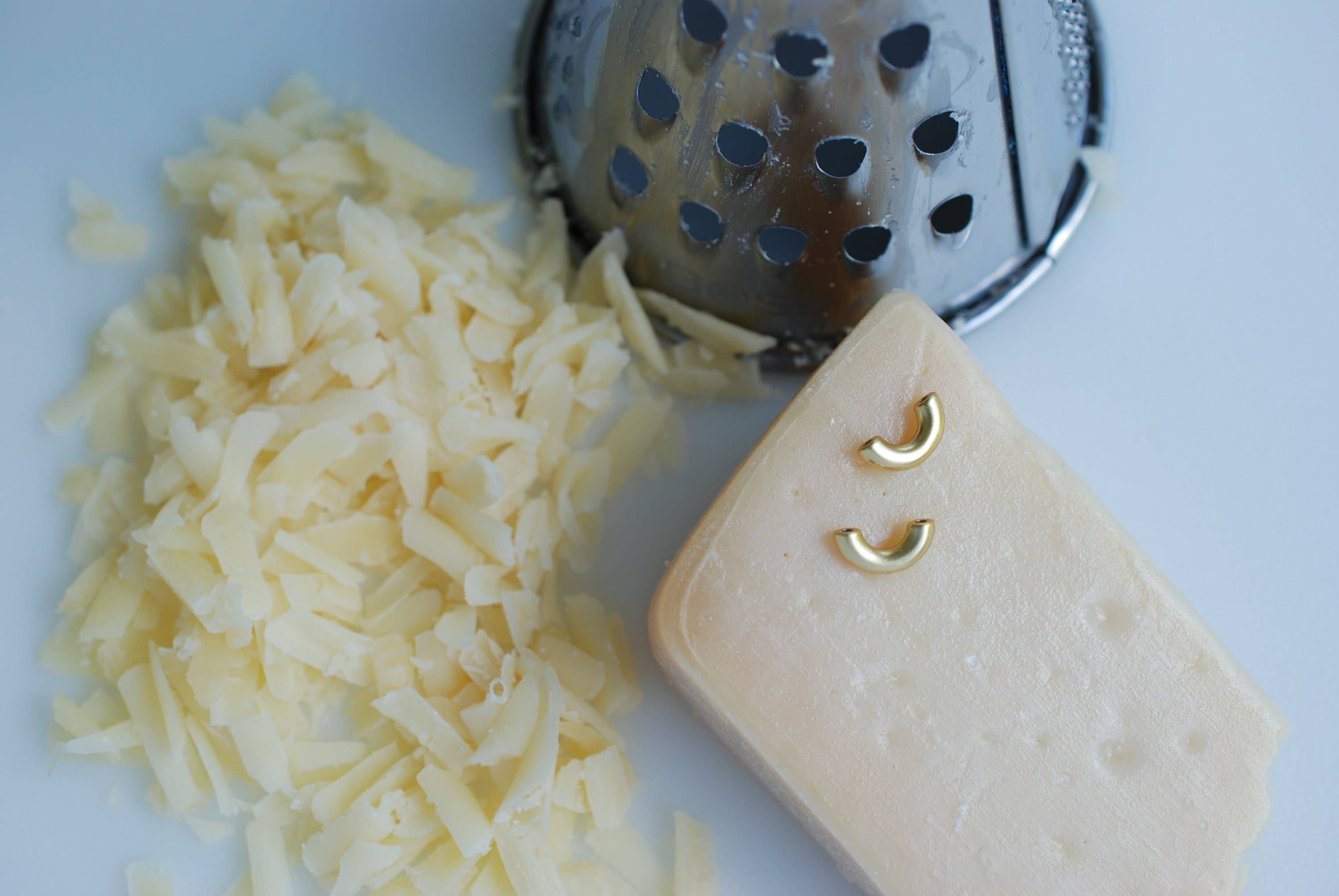 Delicacies Jewelry - Vente Clous d'oreille - Boucles d'oreilles Macaroni, plaquées or jaune par Delicacies Jewelry - Chaque achat aide à lutter contre la faim ! (Cadeau gourmand, bijoux alimentaires, cadeau pour elle)3